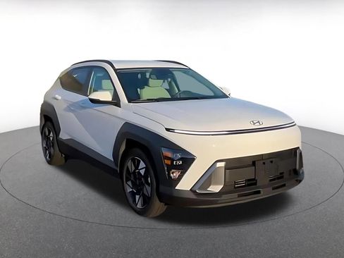 Used 2025 Hyundai Kona SEL image 3