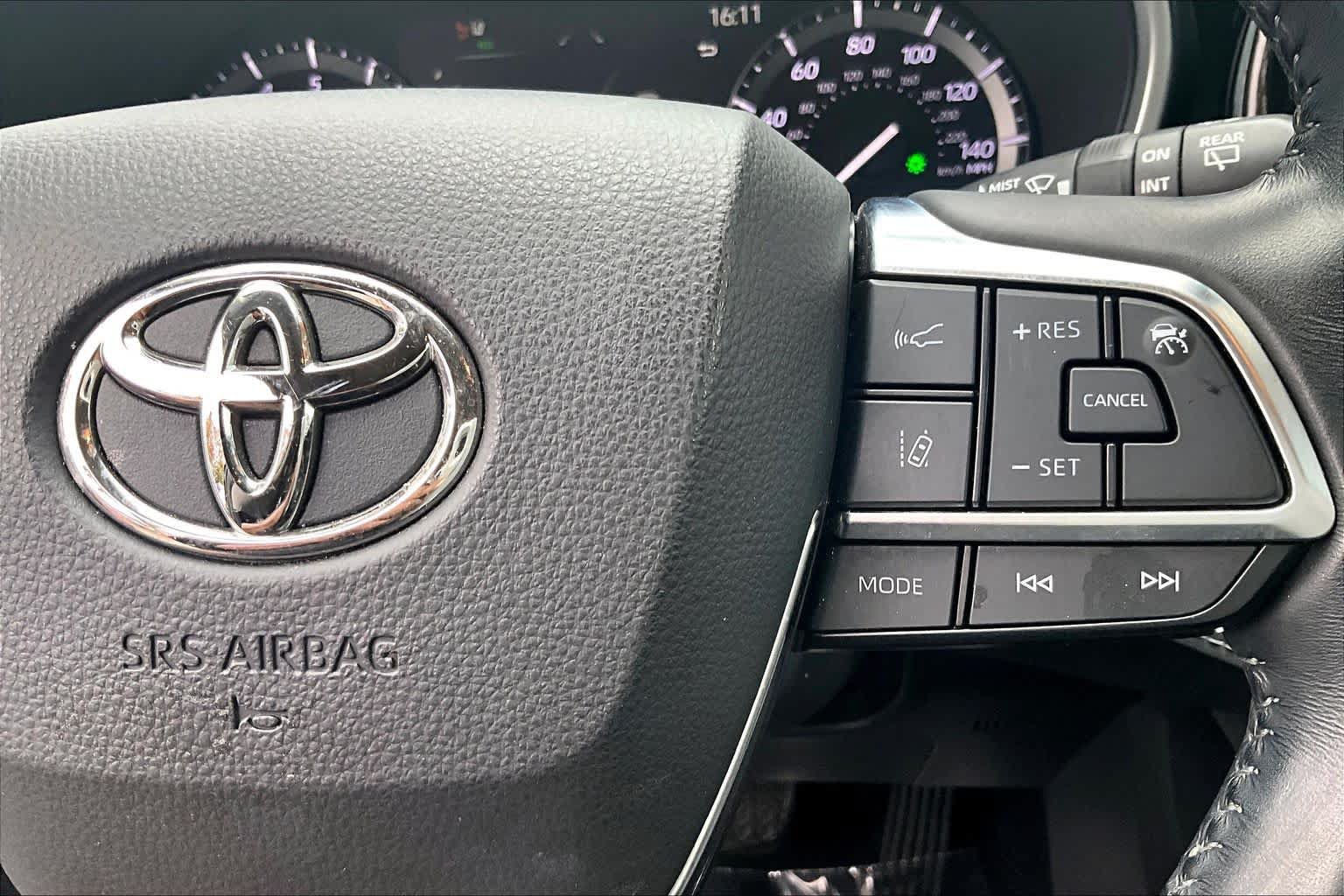 Used 2021 Toyota Highlander XLE AWD/4WD image 25