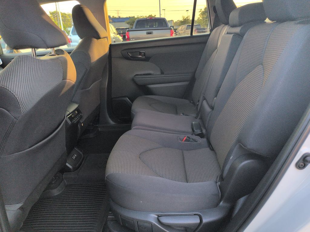 Used 2023 Toyota Highlander LE AWD/4WD image 25