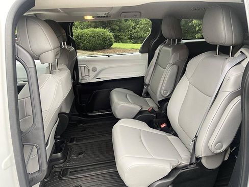 Used 2025 Toyota Sienna XLE w/ XLE Plus Package FWD image 12