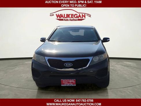 Used 2012 Kia Sorento FWD w/ Third Row Pkg image 2