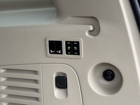 Used 2018 Cadillac Escalade ESV Premium Luxury image 4