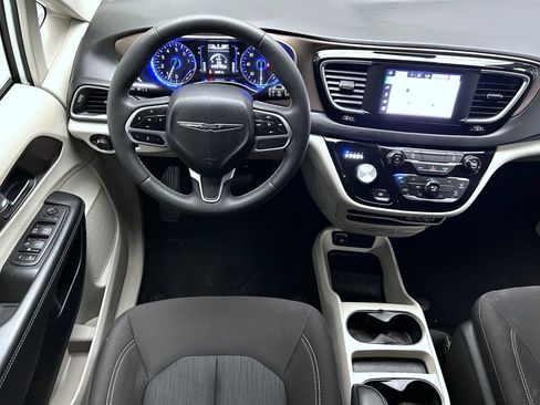 Used 2023 Chrysler Voyager LX image 14