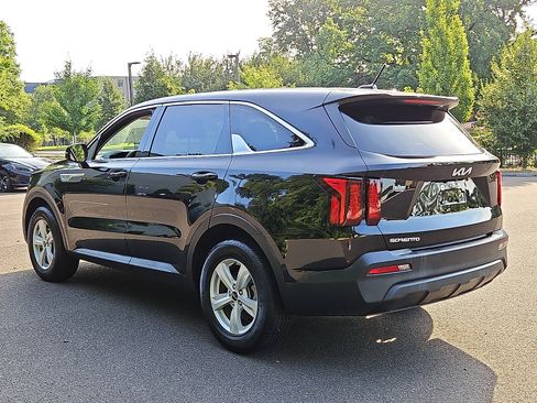 Used 2023 Kia Sorento LX FWD image 4