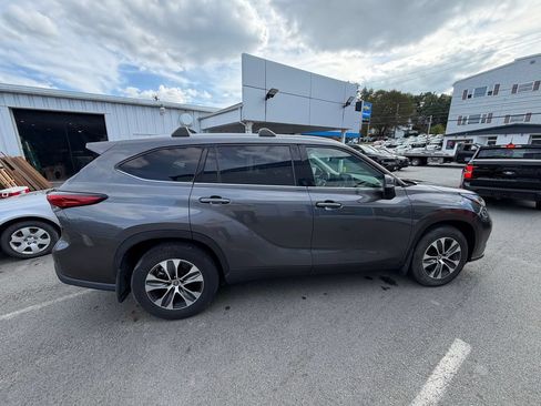 Used 2022 Toyota Highlander XLE AWD/4WD image 6
