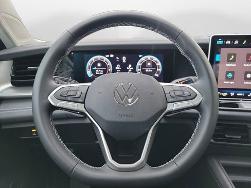 New 2026 Volkswagen Tiguan SE FWD image 10