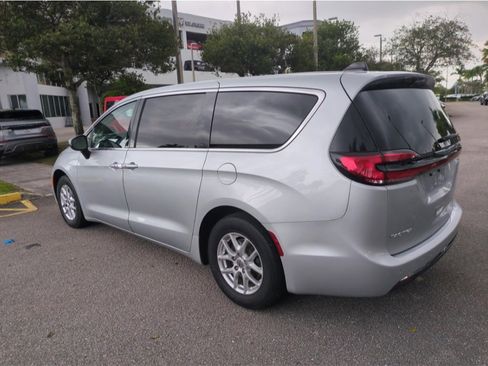 Used 2023 Chrysler Pacifica Touring-L image 7