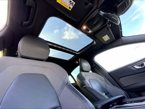 Used 2022 Volvo S60 B5 R-Design image 13