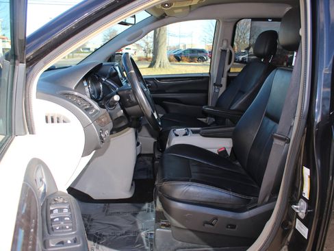 Used 2016 Chrysler Town & Country Touring w/ Driver Convenience Group image 14