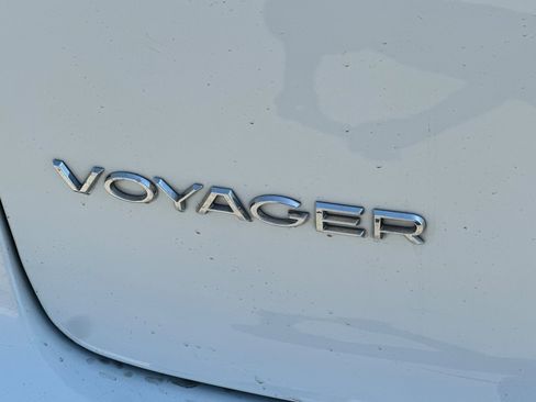 Used 2022 Chrysler Voyager LX image 27