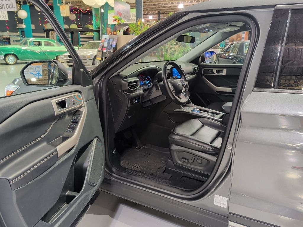 Used 2023 Ford Explorer XLT w/ Equipment Group 202A AWD/4WD image 13