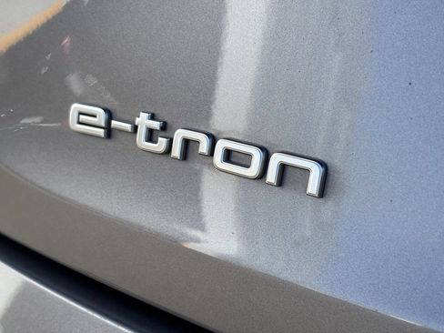 Used 2019 Audi e-tron Prestige w/ Prestige Package AWD/4WD image 11