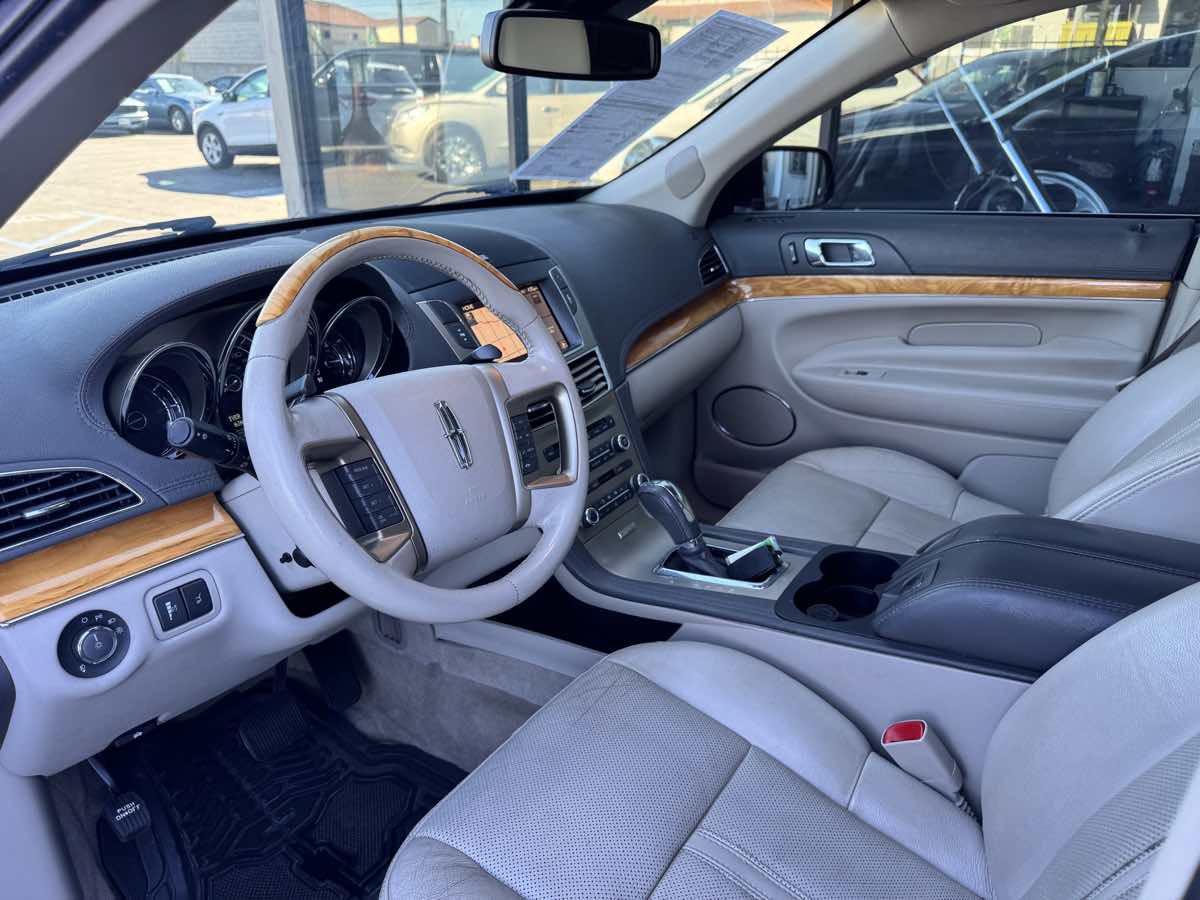 Used 2012 Lincoln MKT AWD image 40