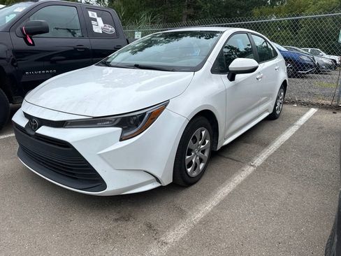 Used 2025 Toyota Corolla LE FWD image 1