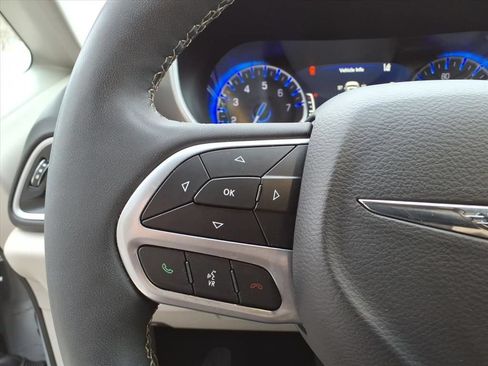 Used 2024 Chrysler Pacifica Touring-L FWD image 19