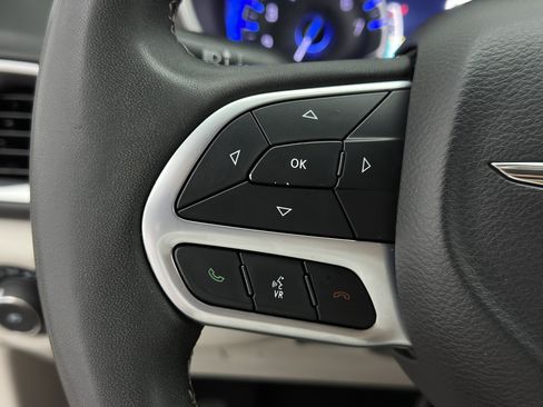 Used 2023 Chrysler Pacifica Touring-L FWD image 22