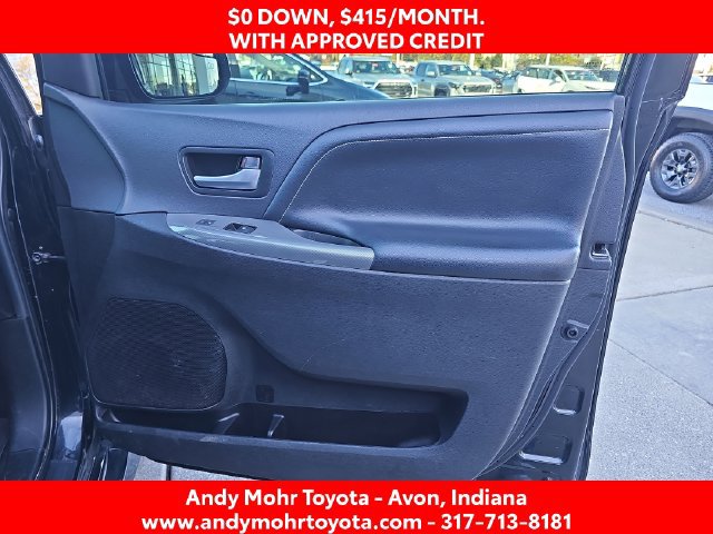 Used 2017 Toyota Sienna SE FWD image 35