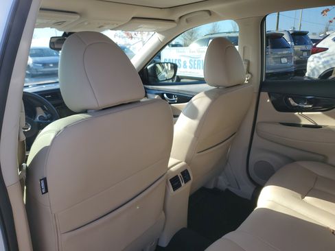 Used 2020 Nissan Rogue SL w/ Premium Package image 18