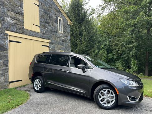 Used 2017 Chrysler Pacifica Touring-L w/ Tire & Wheel Group image 33
