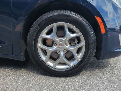 Used 2018 Chrysler Pacifica Limited w/ Advanced Safetytec Group FWD image 11