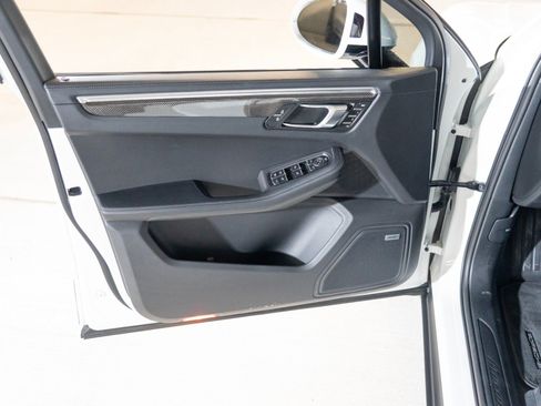 Certified 2024 Porsche Macan AWD/4WD image 16