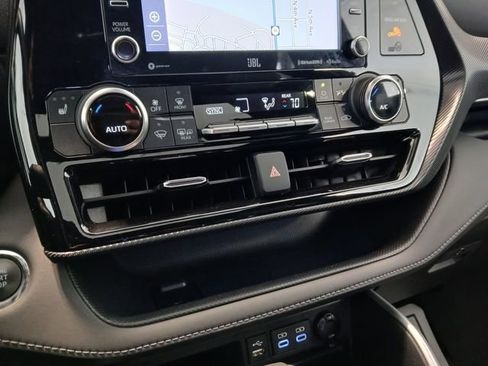 Used 2022 Toyota Highlander XSE image 28