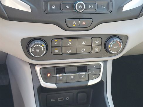 Used 2024 GMC Terrain SLE image 18