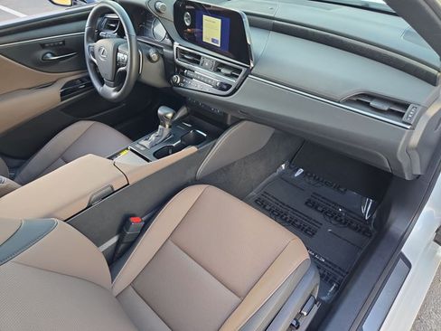 Used 2025 Lexus ES 300h w/ Premium Package FWD image 22