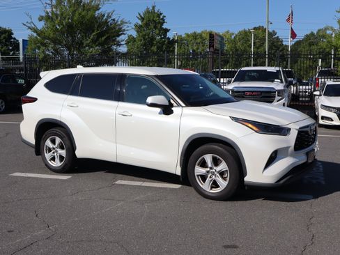 Used 2021 Toyota Highlander LE AWD/4WD image 13