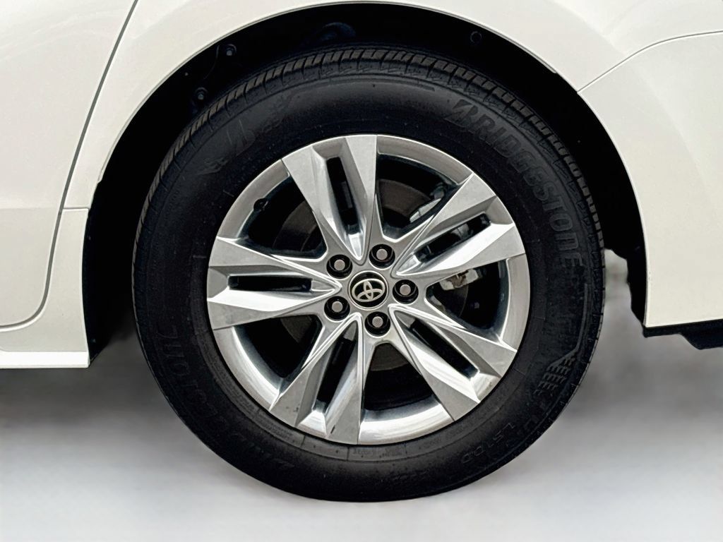 Certified 2026 Toyota Sienna XLE FWD image 30