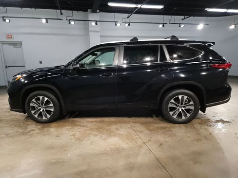 Used 2023 Toyota Highlander XLE image 4