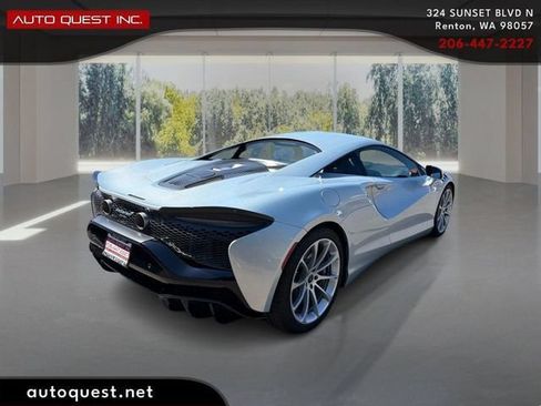 Used 2023 McLaren Artura RWD image 5