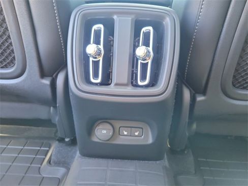 Used 2023 Volvo XC40 B5 Plus image 19