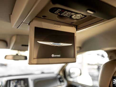 Used 2015 Chrysler Town & Country Touring image 36