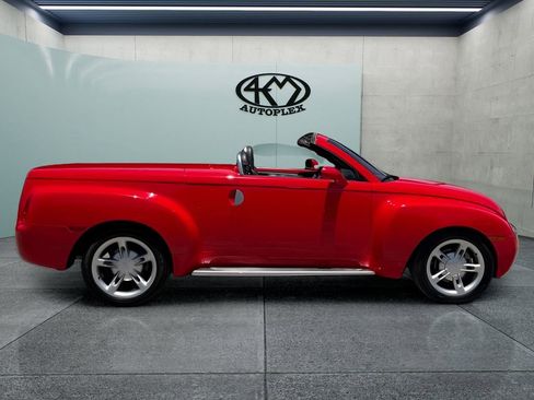 Used 2004 Chevrolet SSR w/ Preferred Equipment Group RWD image 2