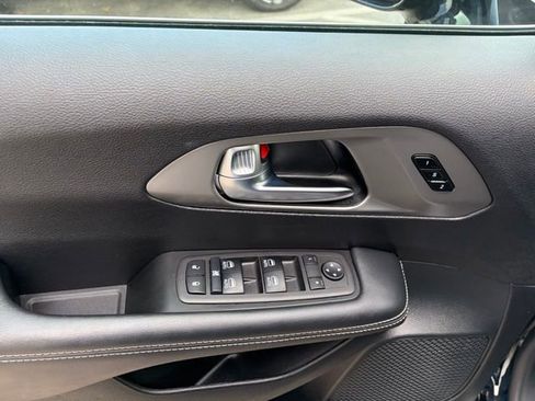 Used 2025 Chrysler Pacifica Select image 11