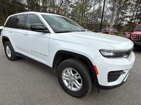 Certified 2024 Jeep Grand Cherokee Laredo AWD/4WD image 5