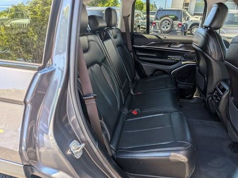 New 2023 Jeep Grand Cherokee Limited w/ Luxury Tech Group II AWD/4WD image 32