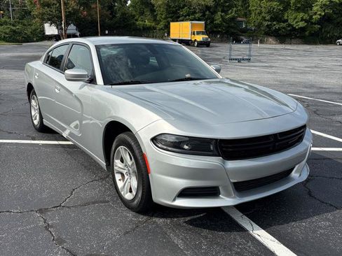 Used 2022 Dodge Charger SXT RWD image 3