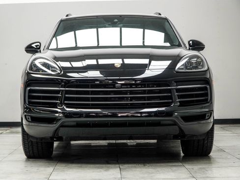 Used 2023 Porsche Cayenne Platinum Edition image 8