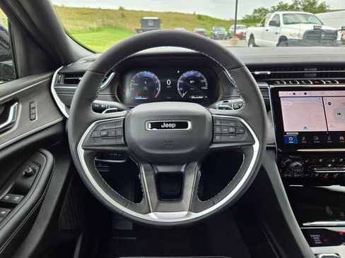 New 2025 Jeep Grand Cherokee Limited w/ Luxury Tech Group II image 18