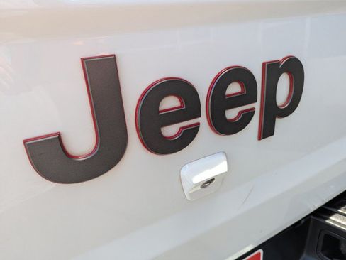 Used 2021 Jeep Gladiator Rubicon AWD/4WD image 25