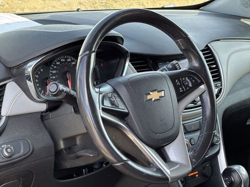 Used 2020 Chevrolet Trax LT w/ LT Convenience Package image 34