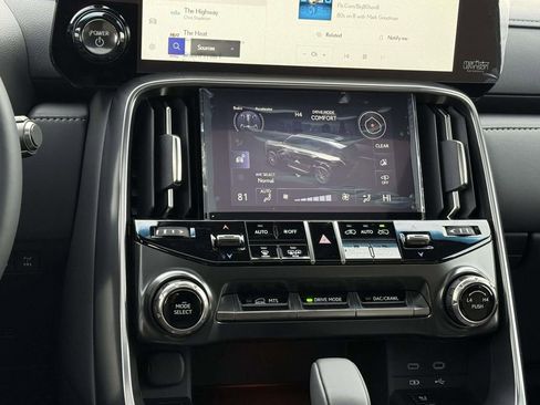 Used 2025 Lexus LX 700h Overtrail image 11