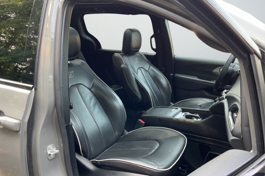 Used 2025 Chrysler Pacifica Limited FWD image 19