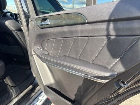 Used 2015 Mercedes-Benz GL 550 4MATIC image 12