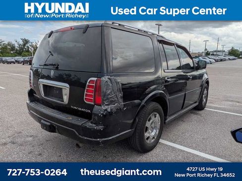 Used 2006 Lincoln Navigator Luxury RWD image 2