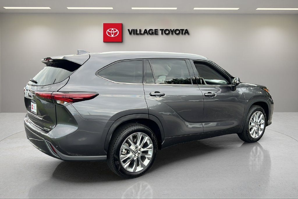 Used 2025 Toyota Highlander Limited FWD image 5