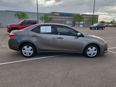 Used 2018 Toyota Corolla LE w/ Carpet Mat Package (TMS) FWD image 6