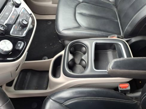 Used 2022 Chrysler Pacifica Touring-L image 13